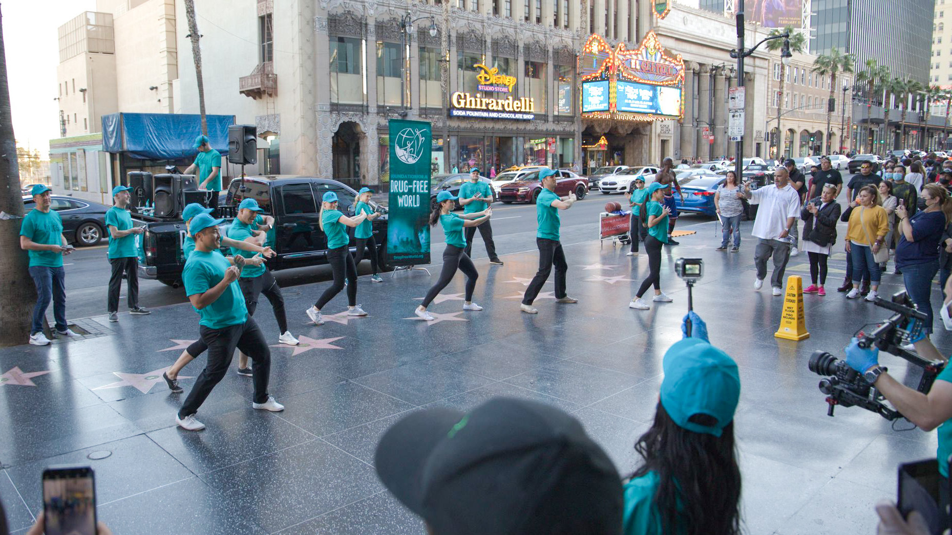 Frivillige fra Stiftelsen for en stoffri verden overrasker folkemengder på Hollywoods berømte Walk of Fame med en flashmob for å fremme et stoffritt liv.